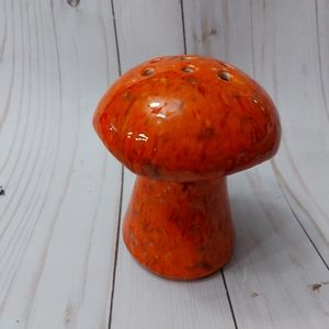 Vintage Ceramic Mushroom Shaker * Like New Condition*